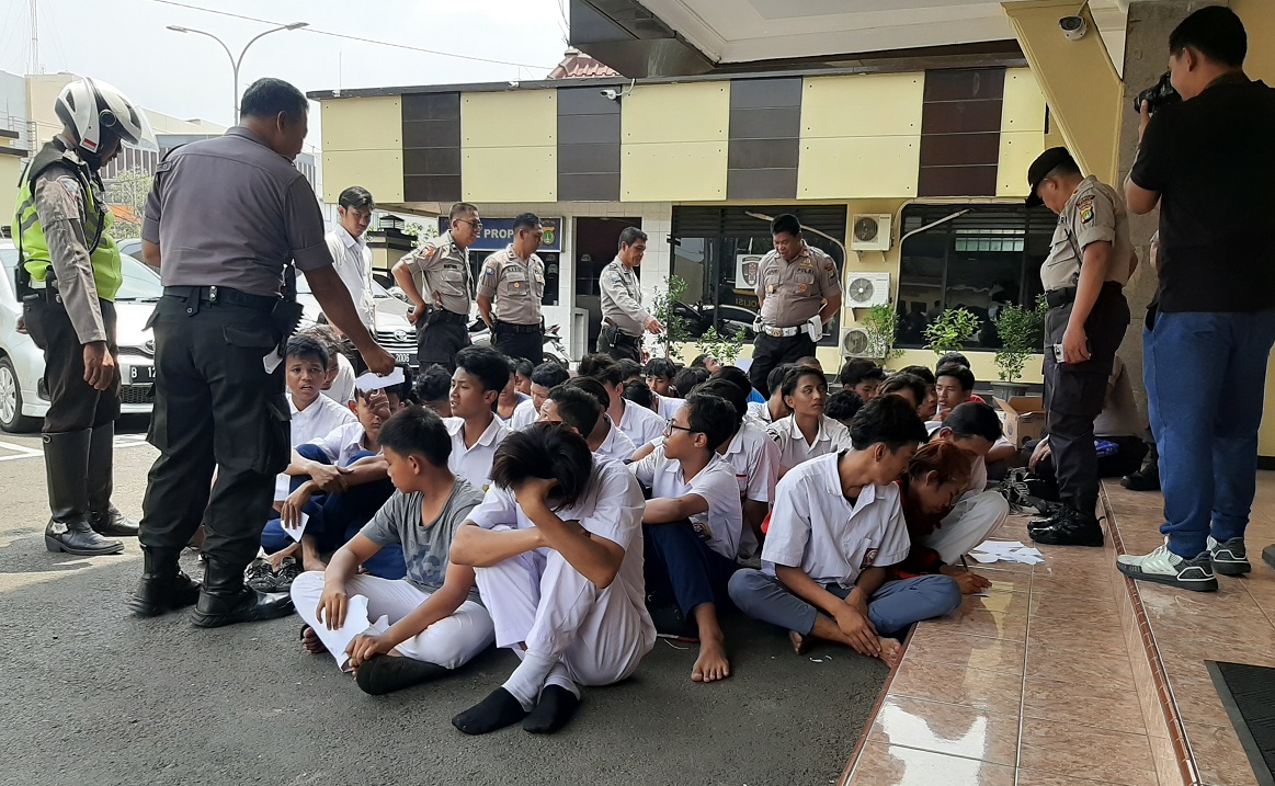 PELAJAR DEPOK: Saya Penasaran Aja Sih Demo Itu Seperti Apa?