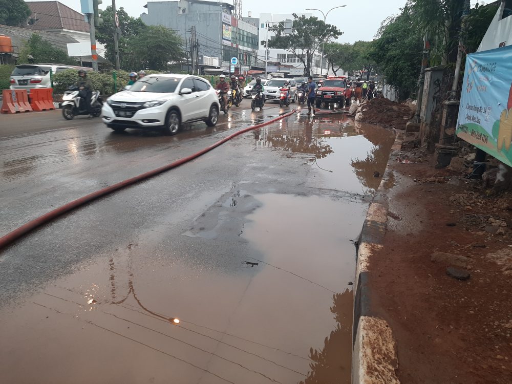 Baru Dipasang, Pipa PDAM Kota Depok di Jalan Kartini Jebol