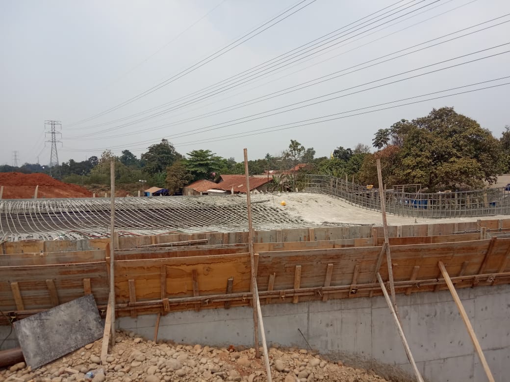 Kerangka Besi Proyek Tol Desari Ambruk Timpa 5 Pekerja