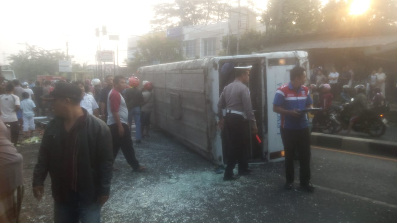 Bus dan Pikap Kecelakaan di Bojongsari, 2 Orang Meninggal Dunia