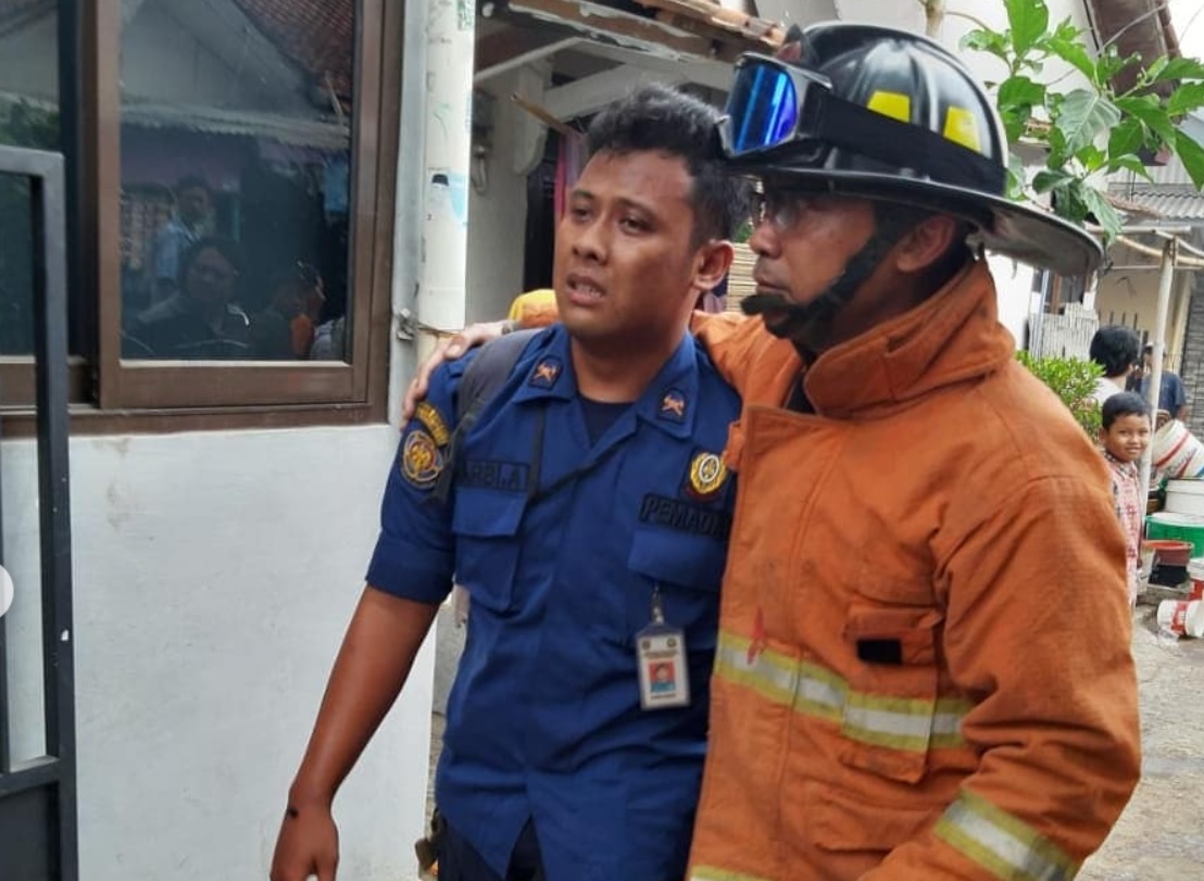 Kisah Duka Petugas Damkar Depok Menyaksikan Rumah Orangtuanya Terbakar