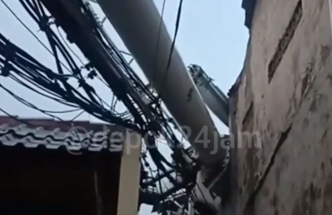 Pohon dan Tower Provider Roboh Akibat Hujan dan Angin Kencang di Depok