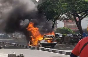 Mobil Tua Terbakar