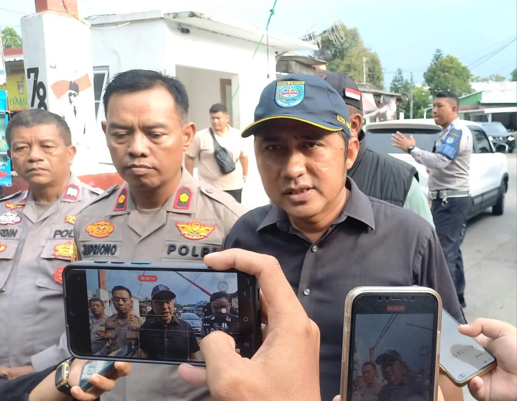 Wakil Wali Kota Depok, Chandra Rahmansyah tinjau lokasi pembakaran mobil polisi di Harjamukti