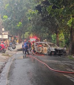 Mobil polisi dibakar di Harjamukti
