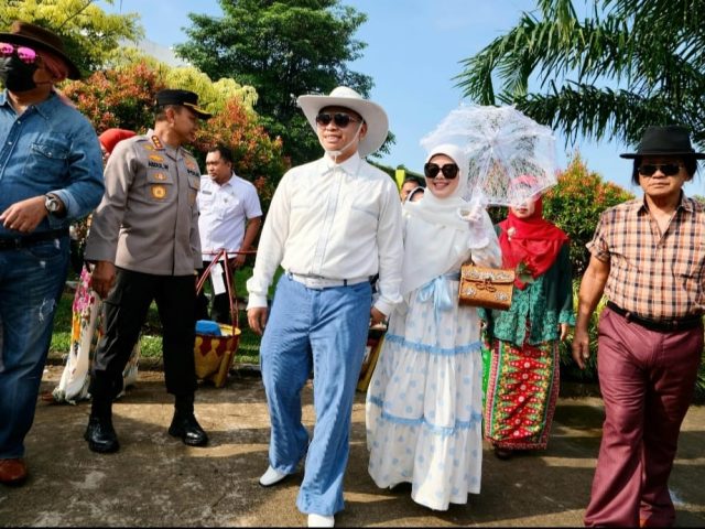 Gaya Nyentrik Wali Kota Depok dan Istri Berkostum Era Tahun 70-an di Lebaran Depok