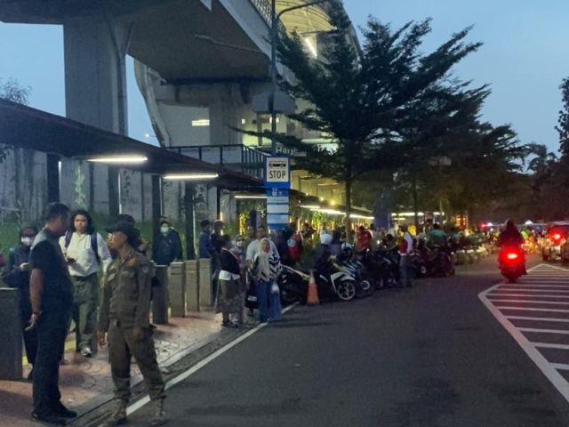 Keluhan Pengguna LRT di Stasiun Harjamukti: Banyak Angkot dan Taksi Ngetem
