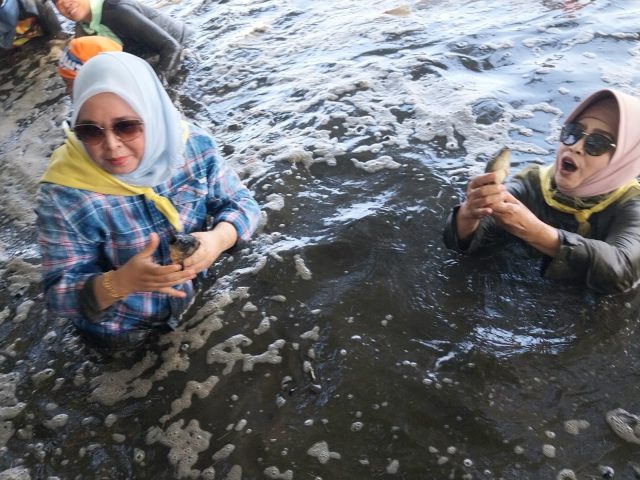 Begini Keseruan Acara Ngubek Empang Lebaran Depok, Lurah Hingga Anggota Dewan Ikut Nyemplung