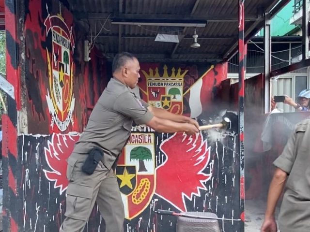 Bangunan Liar Milik Ormas di Cilodong Dibongkar