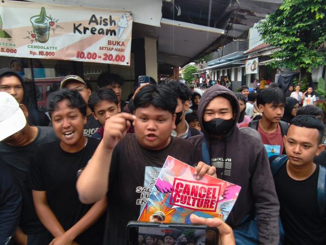 Jebolan SMPN 3 Depok Gelar Aksi di Depan Sekolah, Alumni : Kami Malu Banget