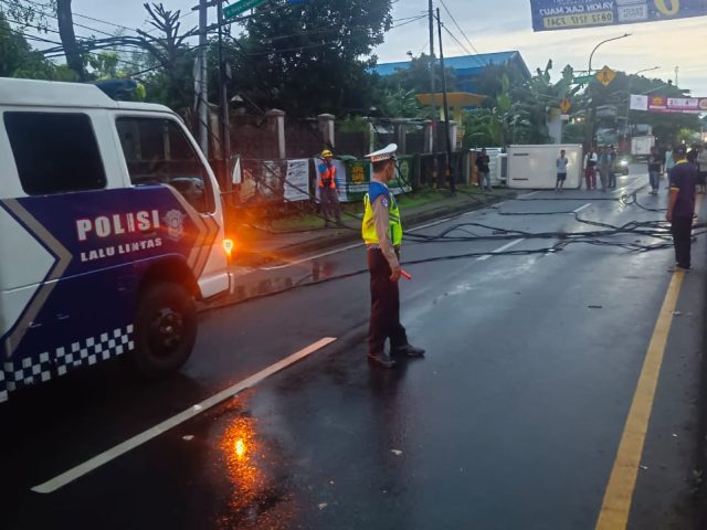 Kondisi Hujan, Pengemudi Truk Hilang Konsentrasi dan Terguling di Jalan Raya Bojongsari