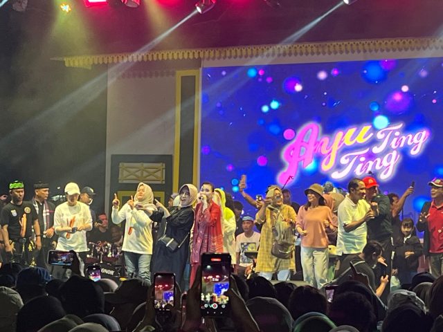 Pecah, Ayu Ting Ting Goyang Penonton Lebaran Depok di Alun-Alun Timur