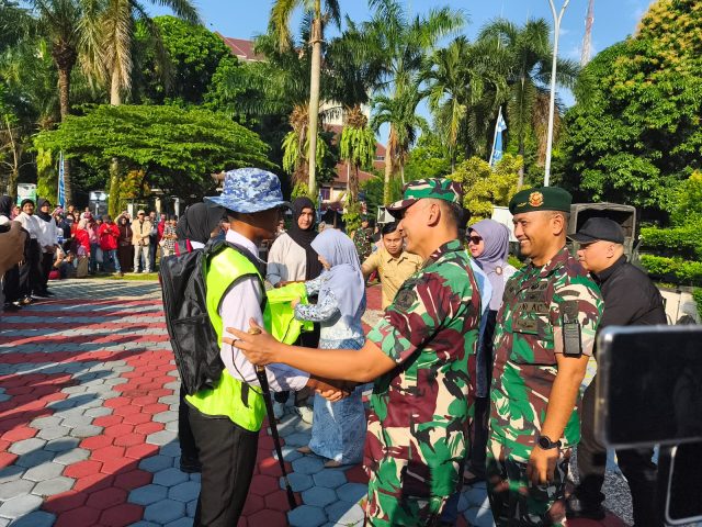 Wali Kota Depok Lepas Keberangkatan 90 Peserta Pendidikan Karakter ke Barak Militer Kostrad