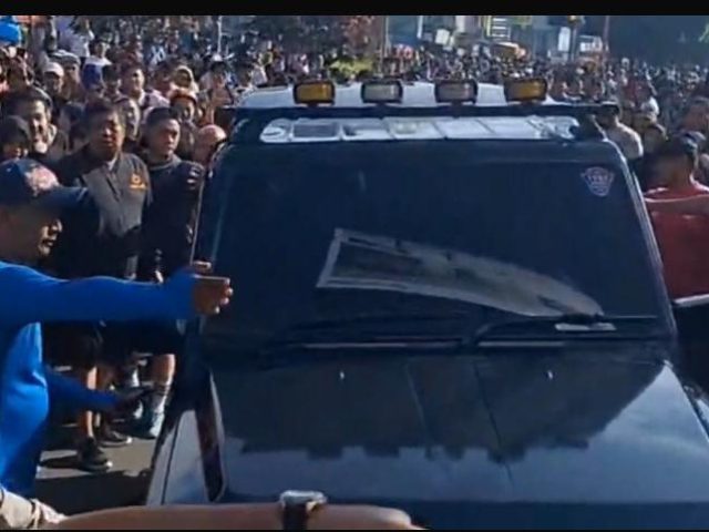 Agak Laen, Mobil Jeep Terobos CFD dan Hampir Diamuk Massa