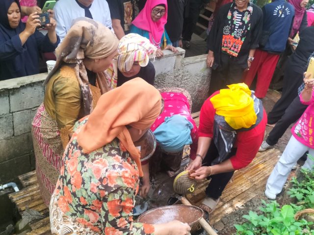 Hari Kedua Lebaran Depok, Emak-emak Heboh Nyuci Perabotan