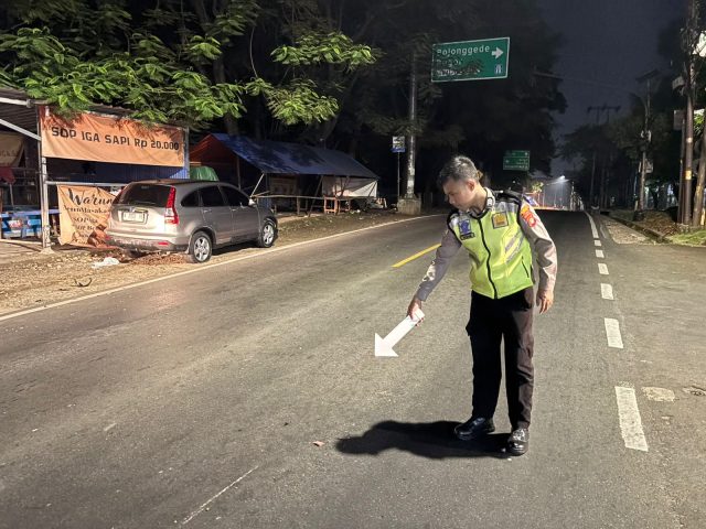 Diduga Ngantuk, Pengendara Motor Tabrak Mobil Hingga Tewas