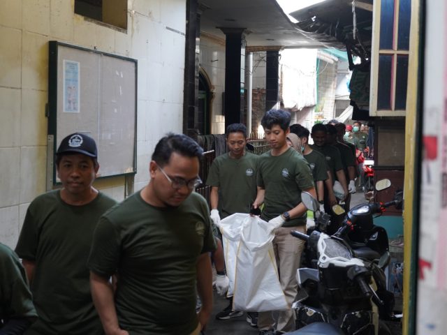 PLN Indonesia Power Gelar Aksi Bersih-Bersih di RW 02 Petamburan, Dorong Kesadaran Lingkungan