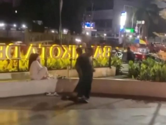 Pelajar SMP Kena Tendang Pria Dewasa Saat Papan Skateboard Melayang