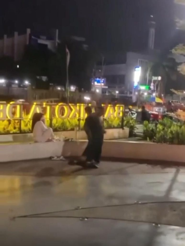 pria tendang pemain skateboard