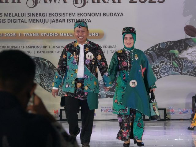 Bang Supian dan Cing Ikah Nampil Kece di Ajang Sunda Karya Fest dan Raih Penghargaan ‘Kostum Ter-Stylish se-Jawa Barat’
