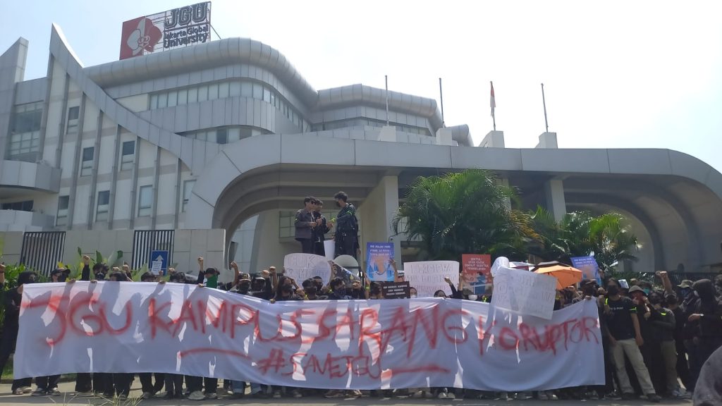 Mahasiswa JGU demo