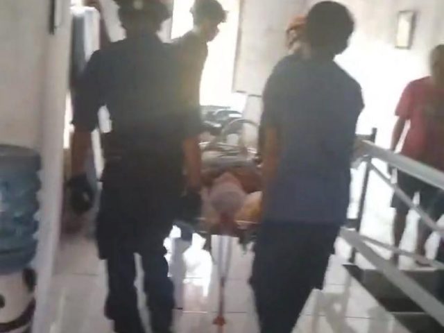 Damkar Evakuasi Lansia Alami Stroke Dari Lantai Dua dan Dibawa ke RSUD