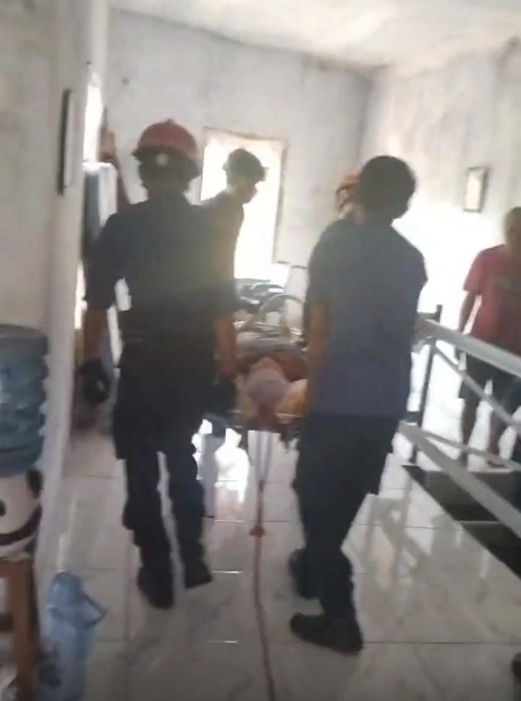 evakuasi nenek lansia stroke