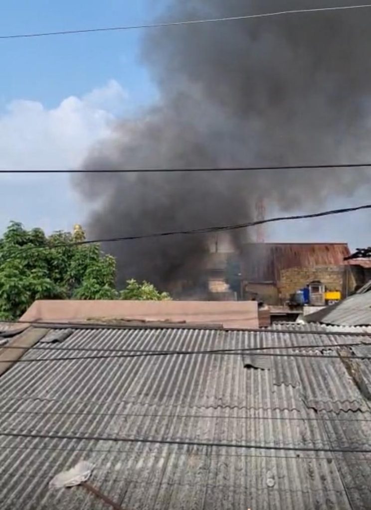 kebakaran gudang plastik depok2