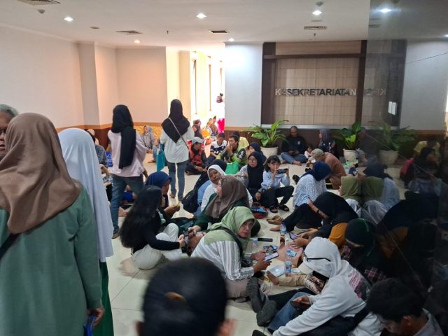 Hari Pertama Pendaftaran Sekolah Swasta Gratis, Wali Murid Datang Sebelum Loket Dibuka