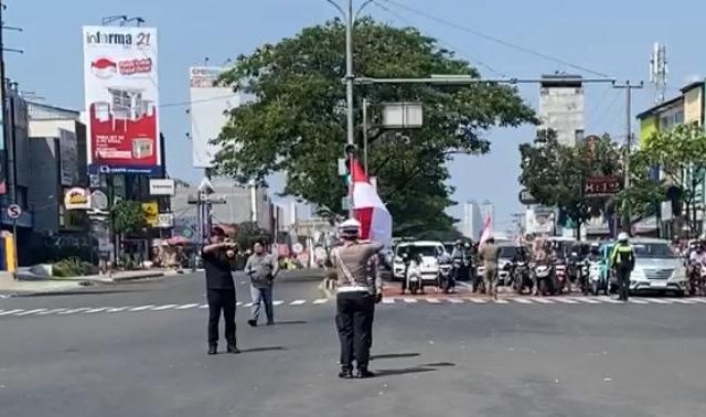 Hening, Pengendara di Margonda Berhenti Sejenak Saat Pembacaan Proklamasi