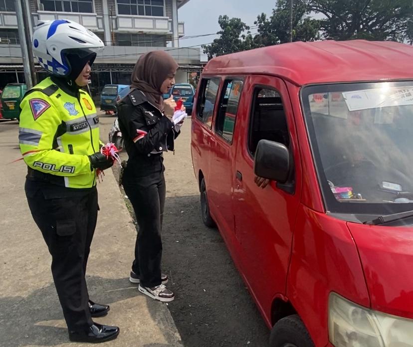 Polwan Satlantas Polres Metro Depok bagikan bendera Merah Putih