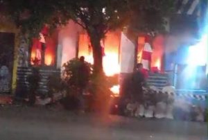 Pospol Lantas di Pasar Pal dibakar