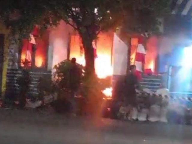 Saksi Ungkap Kronologi Massa Bakar Pospol di Dekat Pasar Pal : Disiram Bensin dan Ban