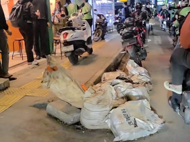 Lubang Galian Proyek di Jalan Kartini Tak Ditutup, Warga Kuatir Keselamatan Pengendara