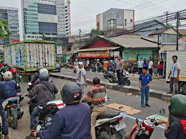 Senggolan, Wanita Pengendara Motor Tewas Terlindas Truk