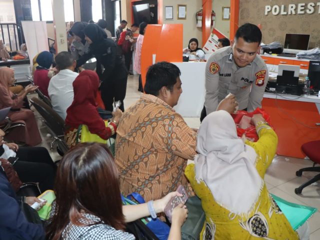 Warga Senang, Lagi Antre Urus SKCK Dapat Nasi Bungkus