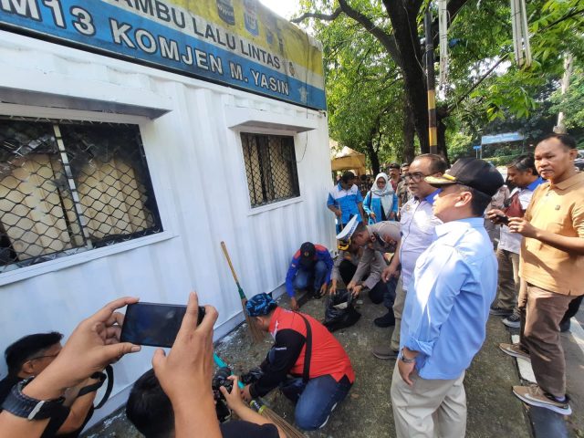Tidak Ikut-ikutan Demo, Buruh Depok Justru Aksi Simpatik Bersihkan Pospol yang Dirusak OTK