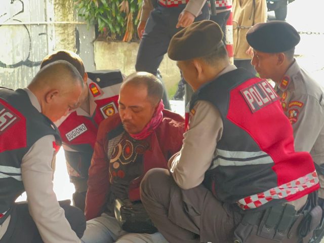 Pasukan Berkuda Ditpolsatwa Bantu Evakuasi Korban Kecelakaan di Kelapa Dua