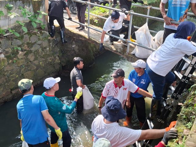 Momen Menteri Lingkungan Hidup dan Wakil Wali Kota Depok Nyemplung Bareng Bersihkan Sampah di Sungai Cipinang