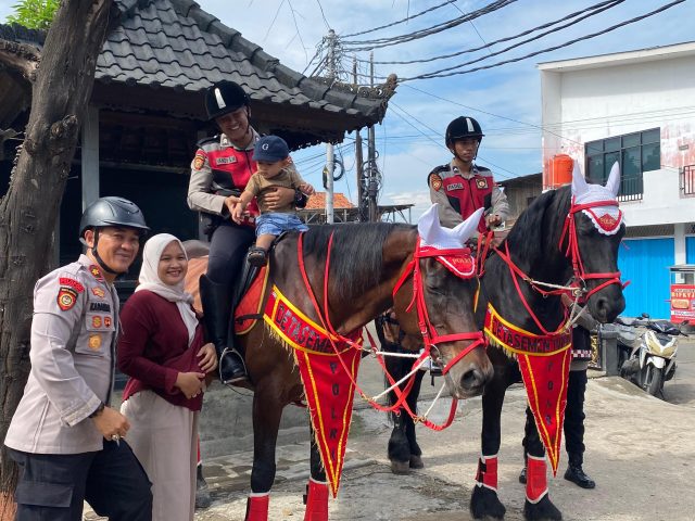 Suasana Sabtu Sore di Jalan Akses UI, Warga Berebut Berfoto Bareng Pasukan Berkuda