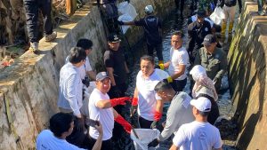 Wakil Wali Kota dan Wamen KLH bersihkan Sungai Cipinang