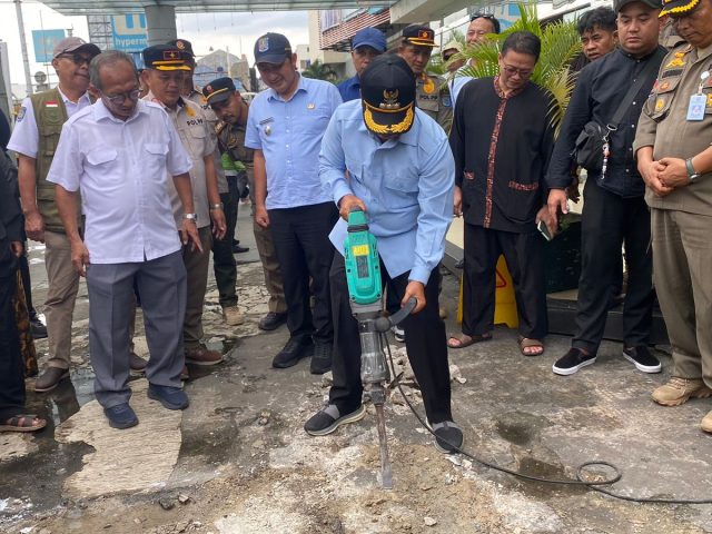 Tinjau Pengerjaan Normalisasi Saluran Air di Margonda, Wali Kota Temukan Banyak Sampah di Gorong-gorong