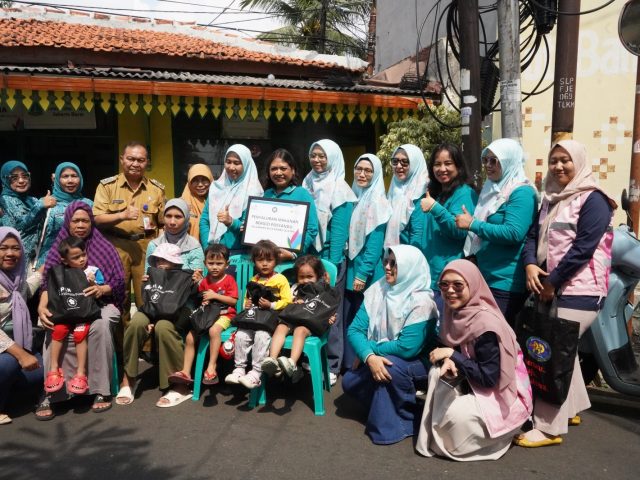 Srikandi PLN Indonesia Power UBH Gelar Aksi Sosial Penyaluran Makanan Bergizi di Posyandu Kota Bambu Selatan