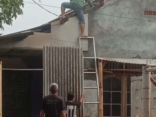 Angin Puting Beliung Rusak Rumah Warga Hingga Sebabkan Pohon Tumbang