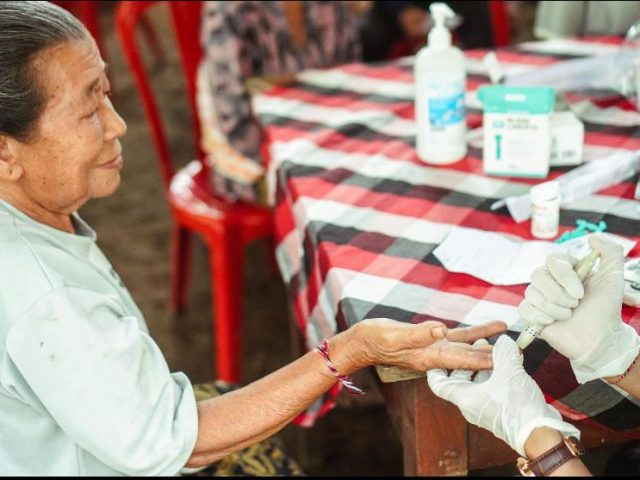 UI Kolaborasi dengan UNUD Edukasi Kesehatan Masyarakat di Karangasem