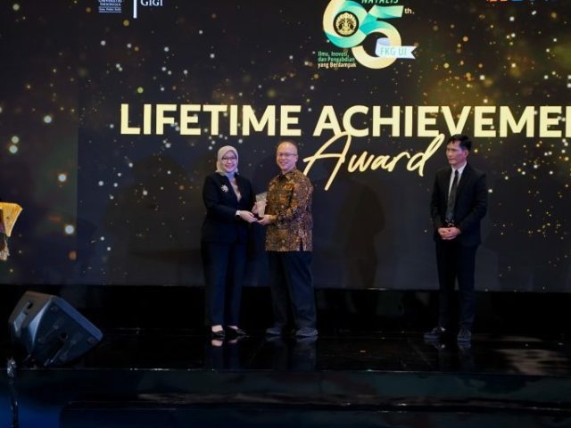 FKG UI Anugerahkan Lifetime Achievement Award pada Alumni di Dies Natalis ke-65