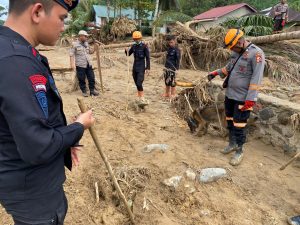 Tim K9 temukan korban tertimbun longsor