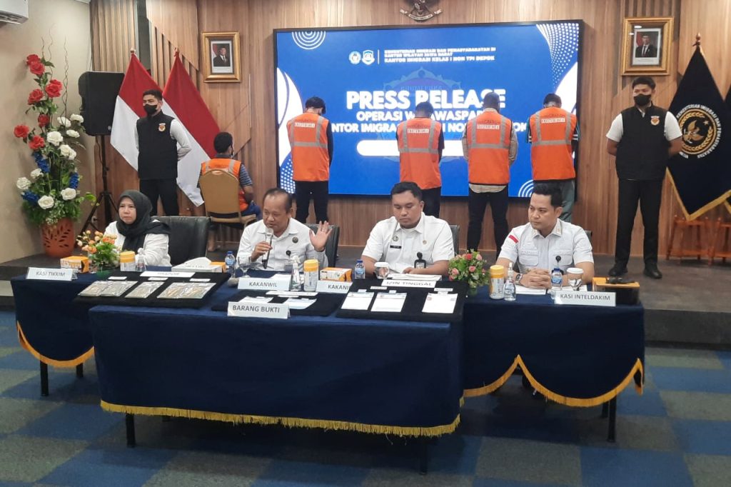 Imigrasi amankan lima WNA