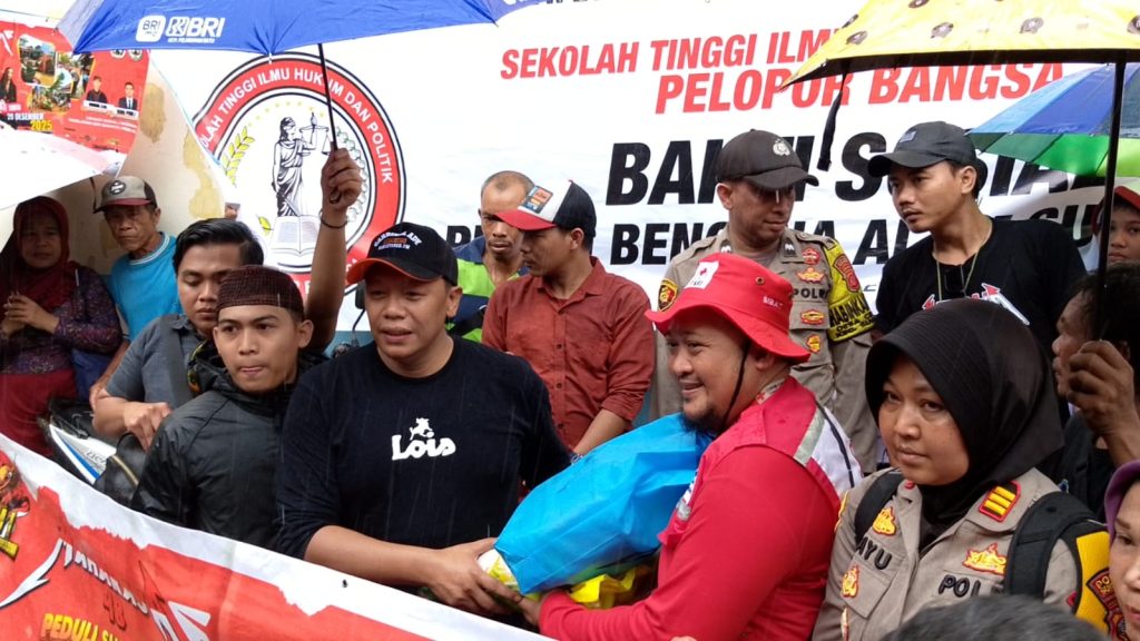 STIH Pelopor bantu korban banjir Sukabumi