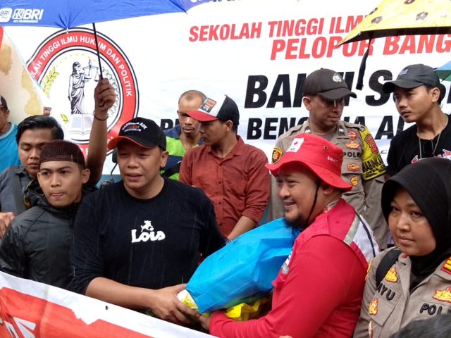 Bantu Korban Banjir Bandang Sukabumi, STIHP Pelopor Bangsa Bangun Masjid dan Salurkan Paket Sembako